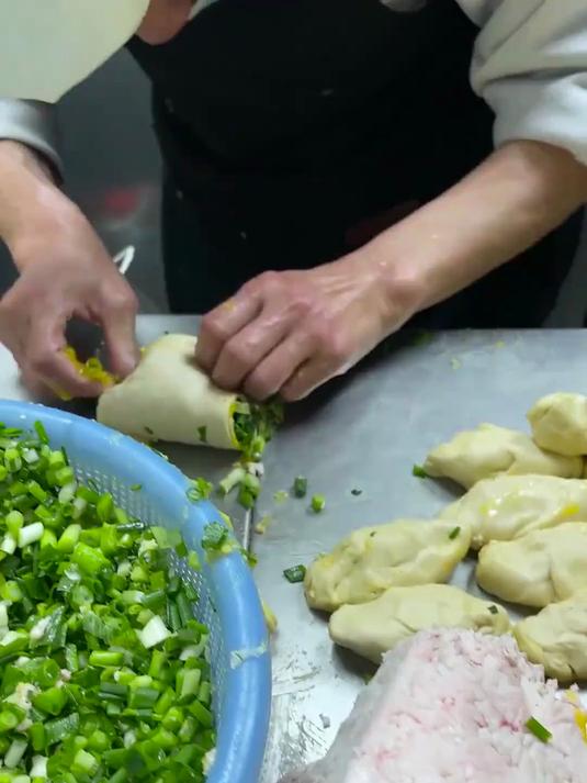 10元一个的葱油饼,每天排队1到4个小时,每人还限购5个