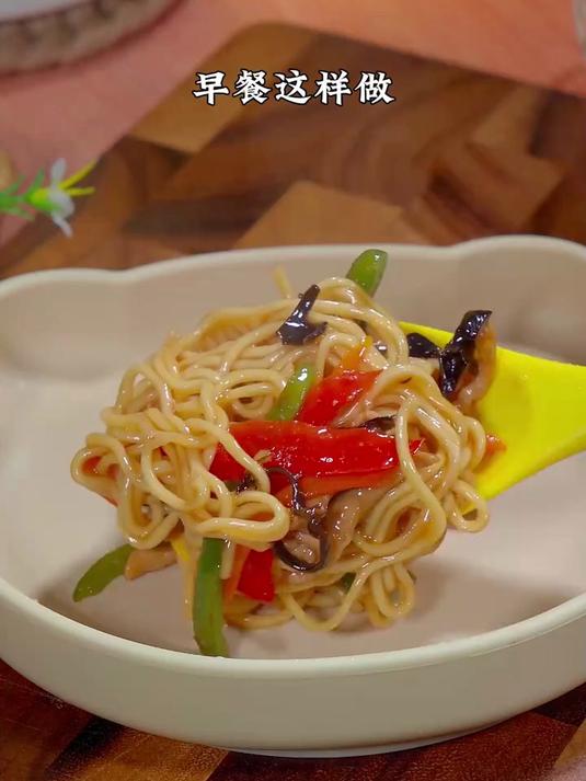 特色的鱼香肉丝炒面