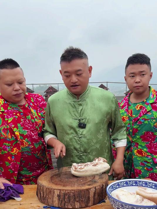 今天教大家炒一道回锅肉,色泽诱人,肥而不腻,想吃的快点学起来