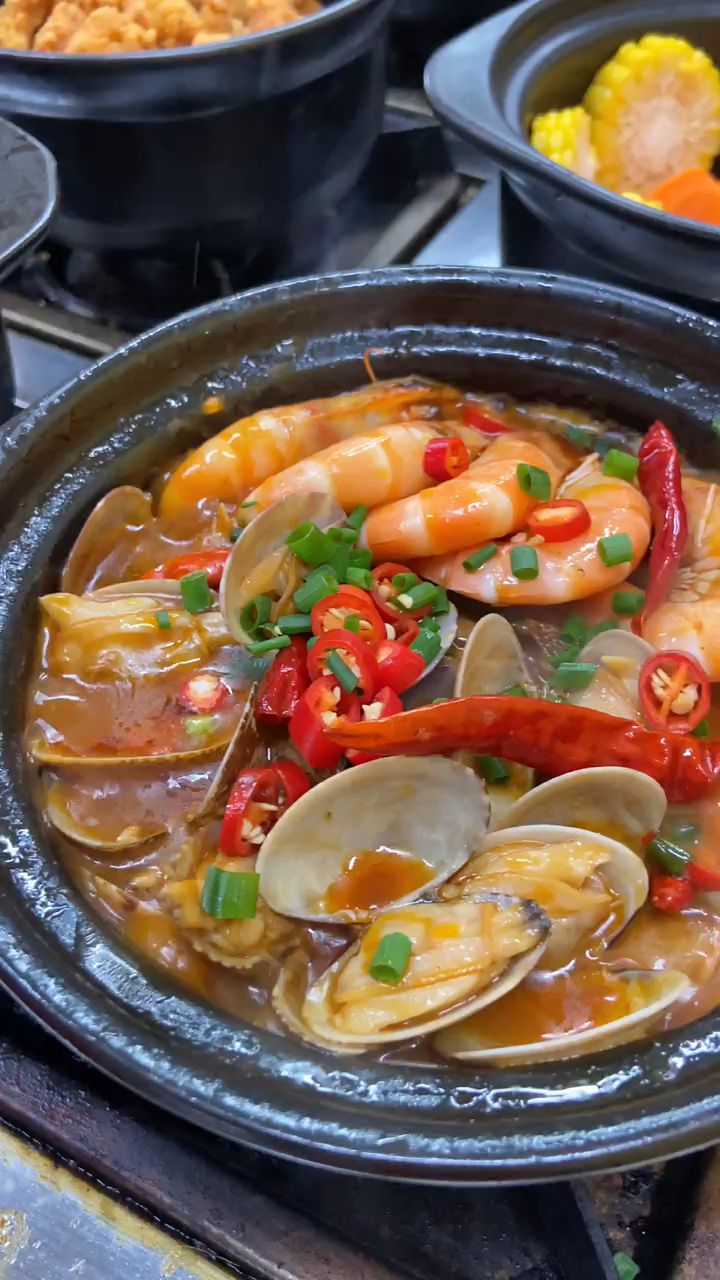 海鲜砂锅,大虾花甲配上刚捞出来的海带,加入秘制酱料,三五分钟一锅,汤鲜味美。