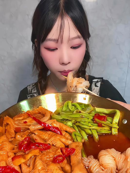 无骨鸡爪无骨鸭爪配上咯吱咯吱的贡菜