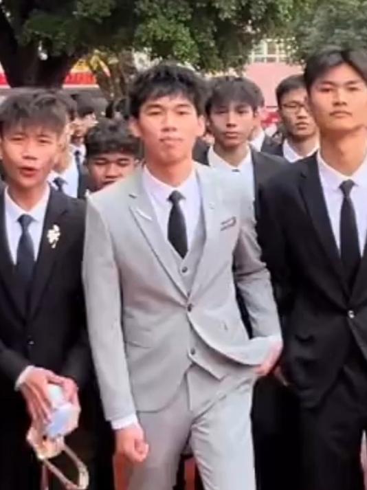成人礼男生们穿西装,褪去脸上的稚嫩,网友:你们中有一个人很帅