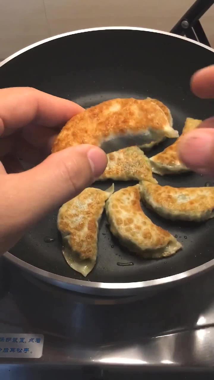 家庭版韭菜鸡蛋煎饺,学会再也不用到外面买早餐吃了