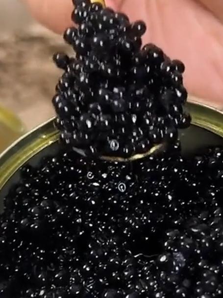 俄罗斯进口的鱼子酱颗颗饱满,粒粒精华,吃起来口感鲜甜,贼香