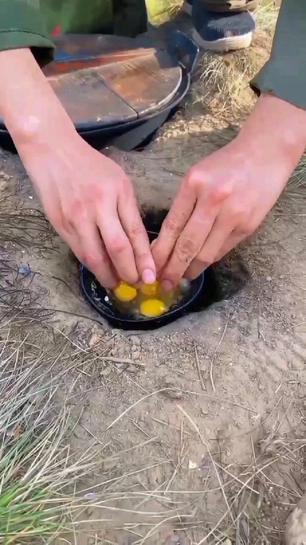 先别说这汉堡做得怎么样,我很好奇这一个鸡蛋里怎么好几个黄呢!