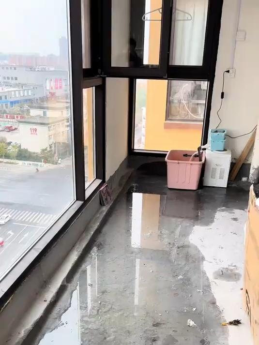 师傅自制的鱼池,过滤棉堵住了,漏了满地的水