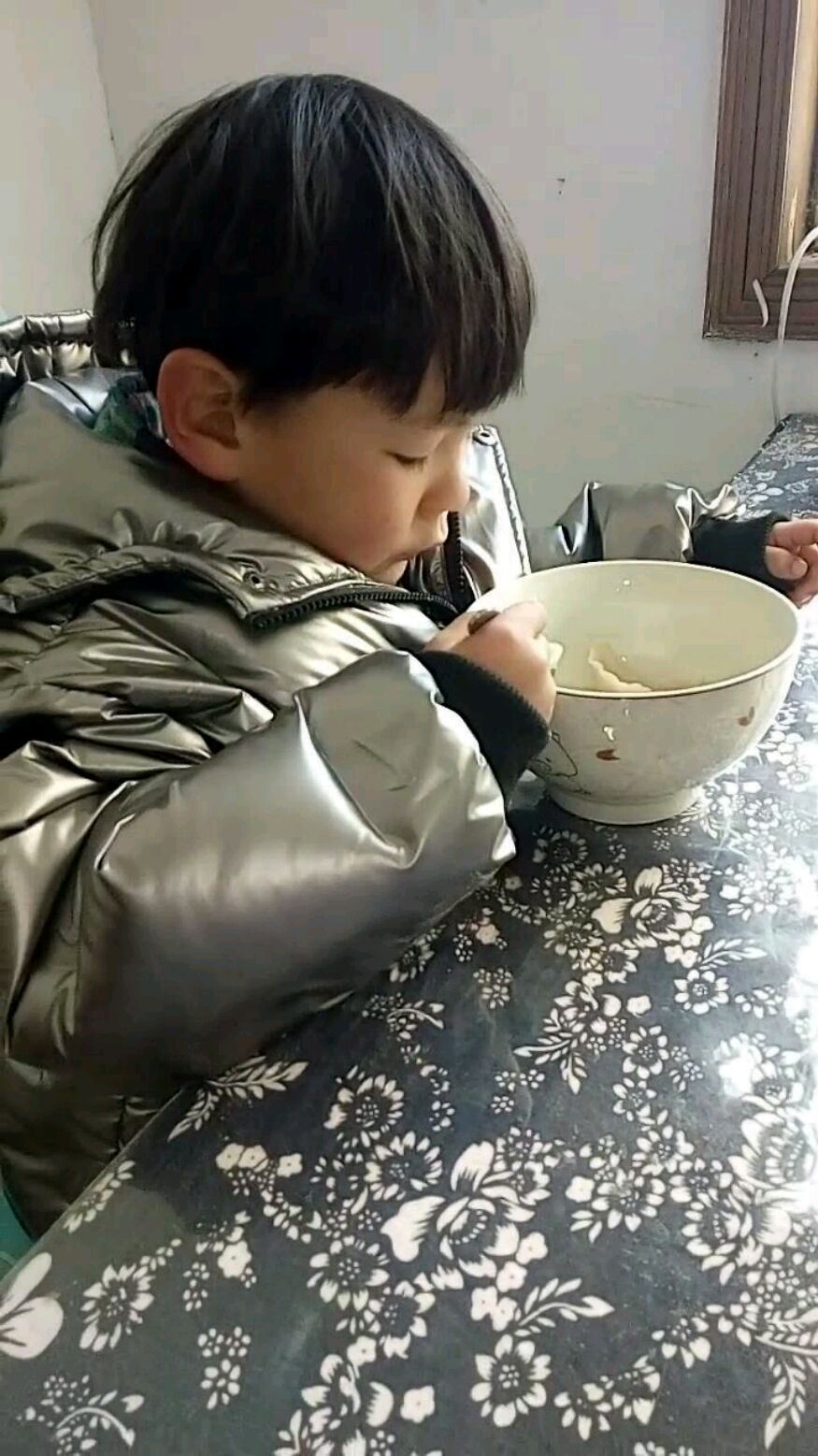 奶爸做的牛肉饺子口感有点柴没有猪肉芹菜饺子口感好,念念小朋友更爱吃猪肉芹菜馅儿