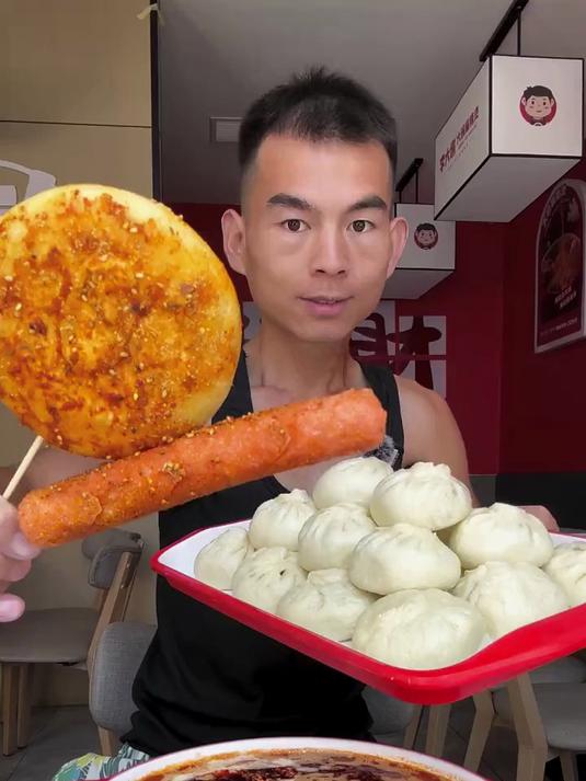 美食达人探店记:辣味炸鸡、鲜汤小笼包,美味满载!