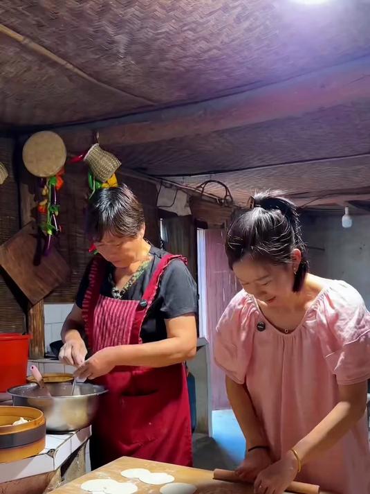 老妈做的灌汤小笼包,皮薄馅多,一口下去直接爆汁