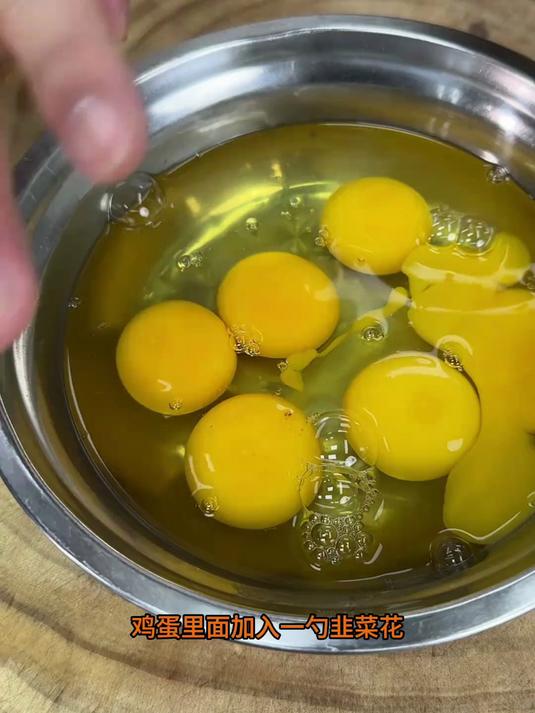 韭菜花炒鸡蛋属于内蒙古的特色美食 可以尝试一下