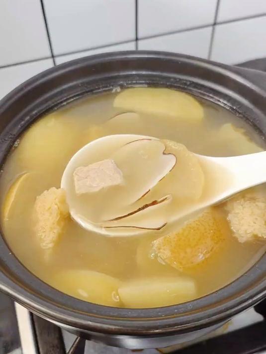 入秋后天气干燥,安排海底椰苹果雪梨无花果汤,非常滋润!
