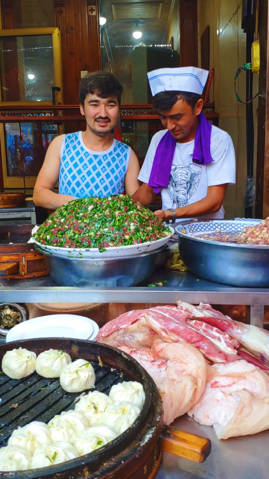 新疆人的早餐,羊肉韭菜包子,现包现蒸,2块钱一个,10块钱就能吃出满满的幸福感!
