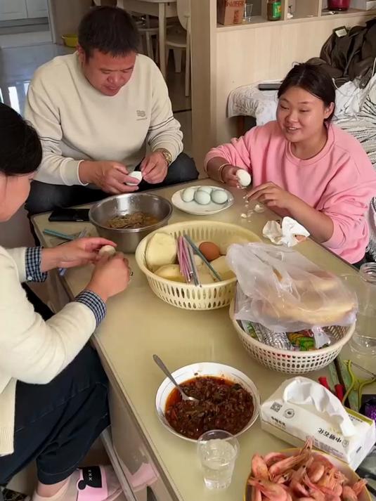 馒头夹咸鸭蛋,吃起来太香了
