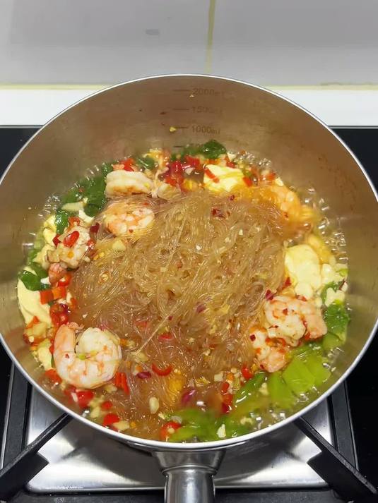 简单好吃又饱腹的生菜虾仁粉丝豆腐煲，虾仁豆腐滑嫩入味生菜粉丝吸满汤汁，做法简单真的巨巨