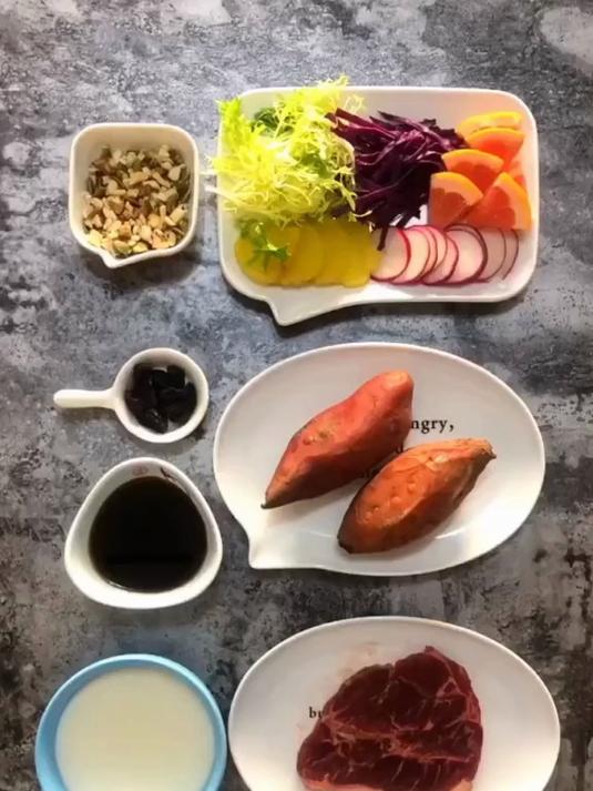 减脂餐系列,蔬菜沙拉配牛排+红薯泥