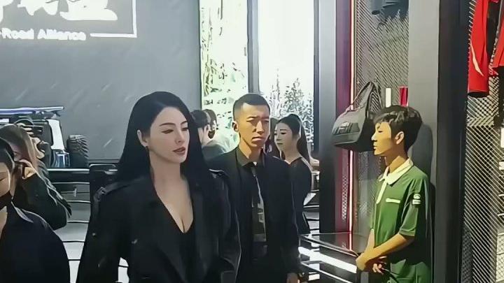 张雨绮黑色皮衣亮相成都车展又美又飒#张雨绮 #女神降临