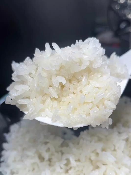 第一次见大米饭的这做法,不用任何锅,家里有微波炉就能做