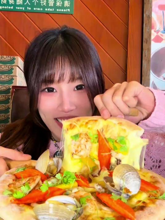 带大个蚬子的海鲜披萨还是第一次吃！