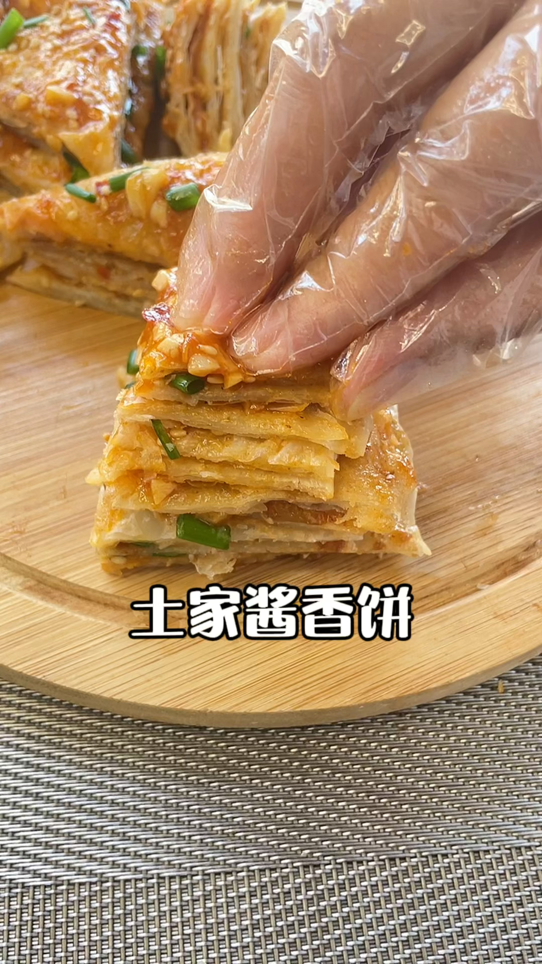 还记得早上必定吃过的土家酱香饼嘛!今天花了不到十分钟的时间复刻出了一模一样的口感