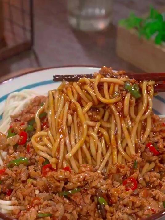 这是我家一周吃三次的肉沫拌面，酱汁浓郁，香辣好吃