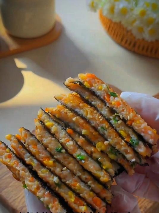 今天教大家做一道海苔虾仁饼