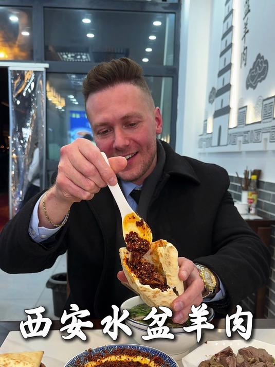 #春日收藏家#外国人也有老吃家!春天来到西安就吃水盆羊肉