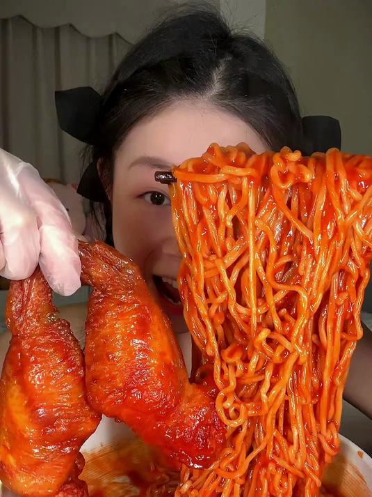 黏糊火鸡面配上自己用空气炸锅做的鸡翅包饭