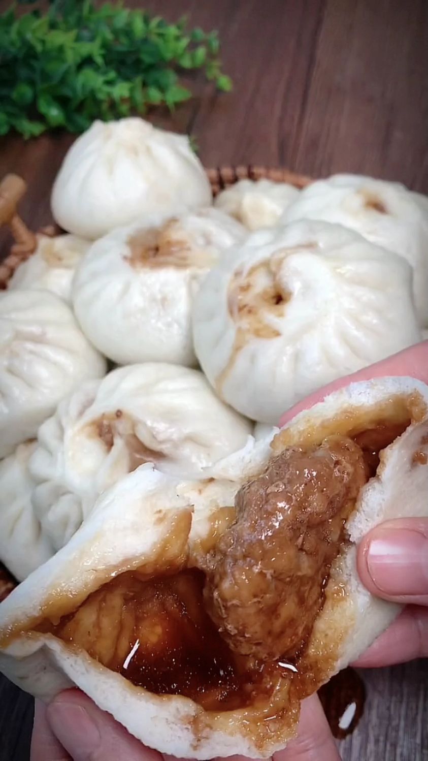 今天我蒸了大肉包子,个个都是油皮的
