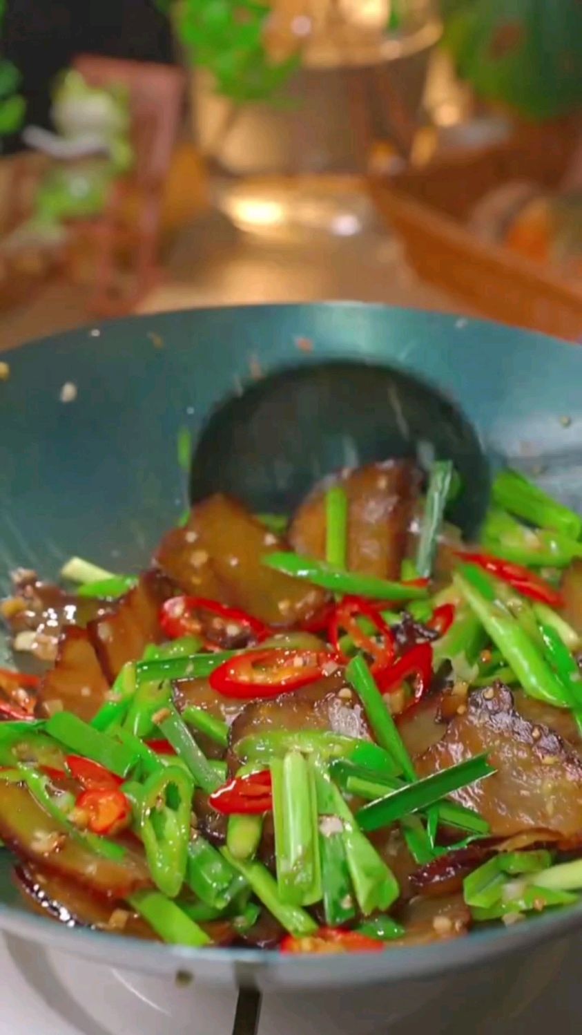 腊肉炒青红椒,看着就有食欲吧
