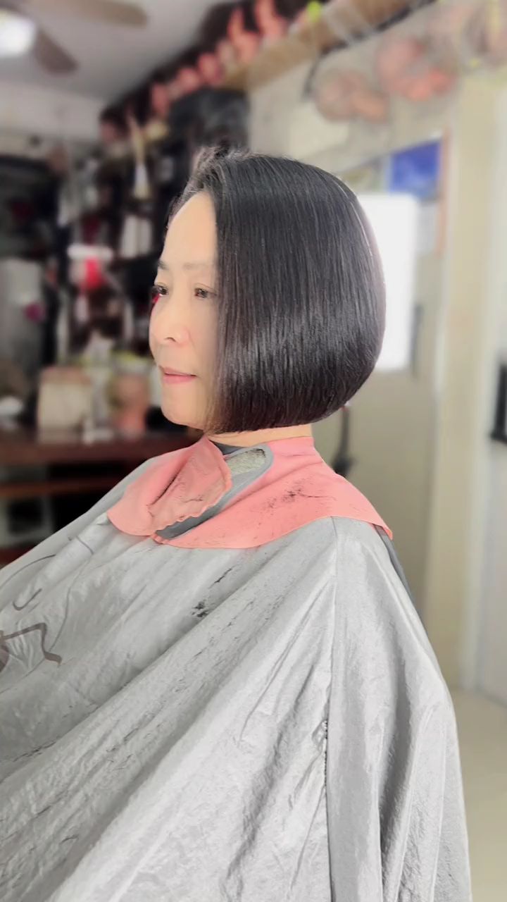 一款女士短发发型,经典的沙宣。
