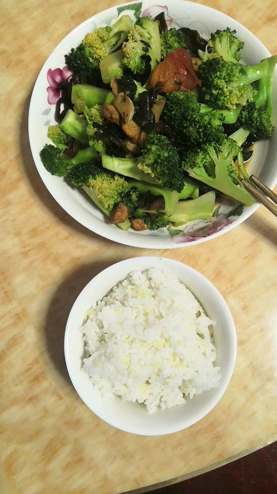 加了香油的黑木耳肉丁丁炒西兰花,这样的晚餐的菜吃着很带劲哦