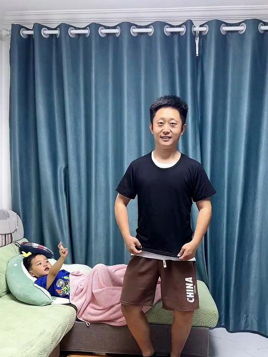 爸爸给米宝表演个小企鹅走路