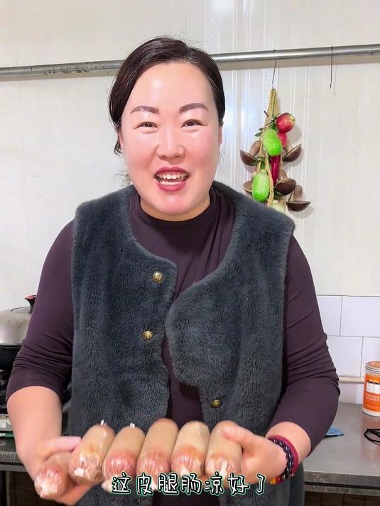 你知道火腿肠是怎么做的吗?一个视频教您用猪皮和牛肉做火腿肠!