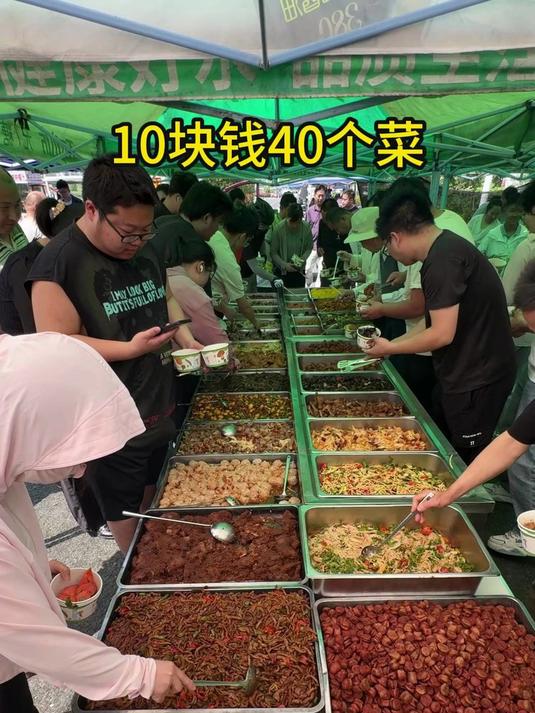 安徽盒饭姐，10块钱40个菜随便吃，物美价廉想吃要排队