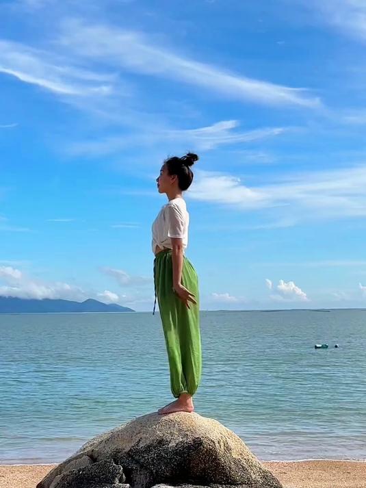 今日体式:像石头一样扎根,像海水一样流动#热门#