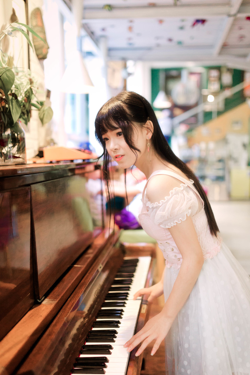 钢琴前的少女-六色网