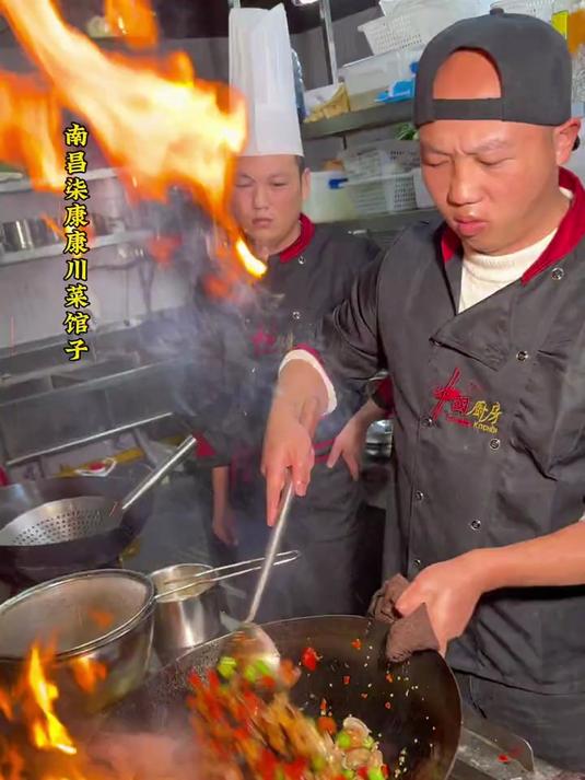爆辣风暴辣子兔!川菜馆开在江西南昌,这道风暴辣子兔