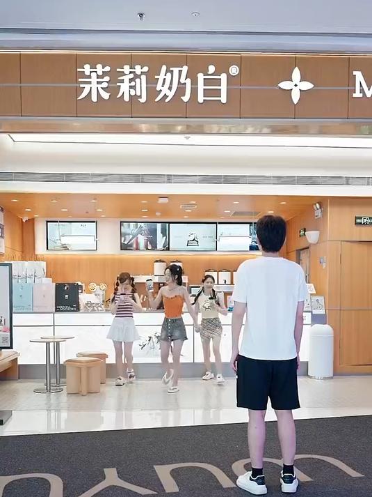 崇拜值拉满我被美女们围堵了 05
