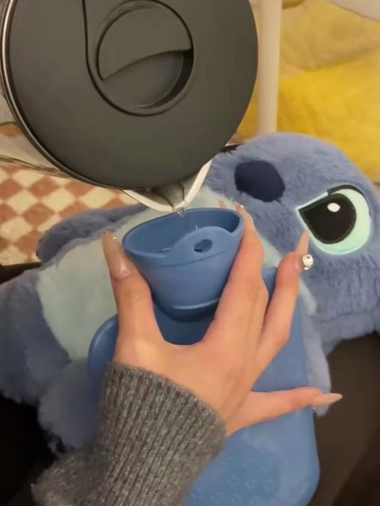 秋意正酣暖手甜！史迪仔卡通鲨鱼暖手袋，PVC加厚拆洗快！