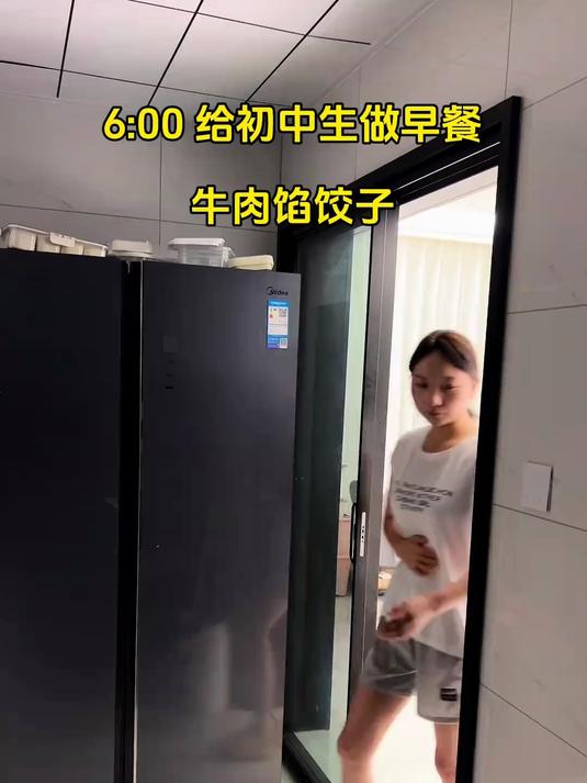 孩子们开学了,早餐给他们做了牛肉馅的饺子,假期睡懒觉习惯了