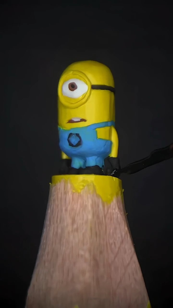 彩铅上面雕刻出小黄人太厉害了!