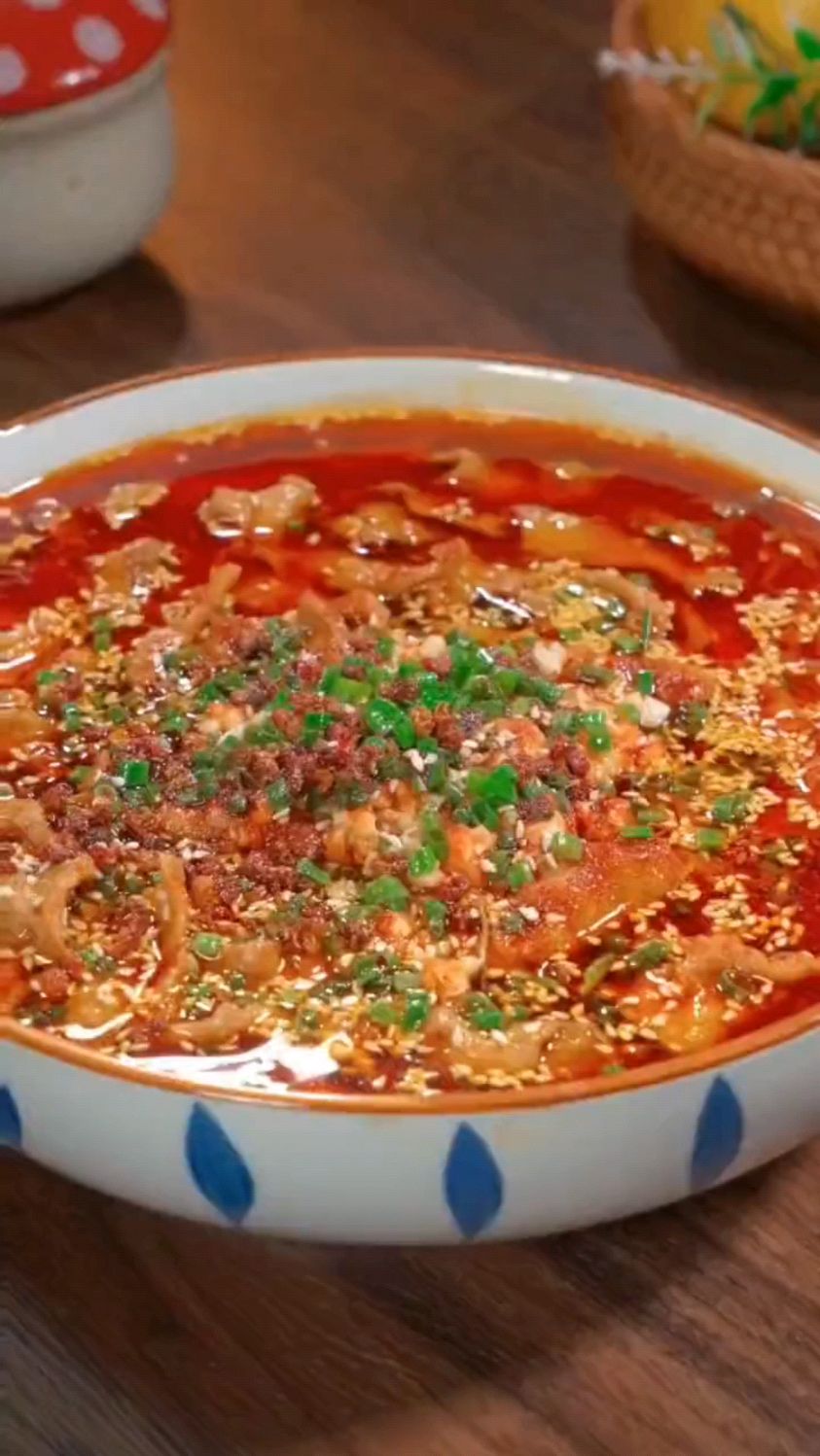 水煮肉片的家常做法,肉片滑嫩麻辣鲜香,味道比饭店还好吃 #水煮肉片