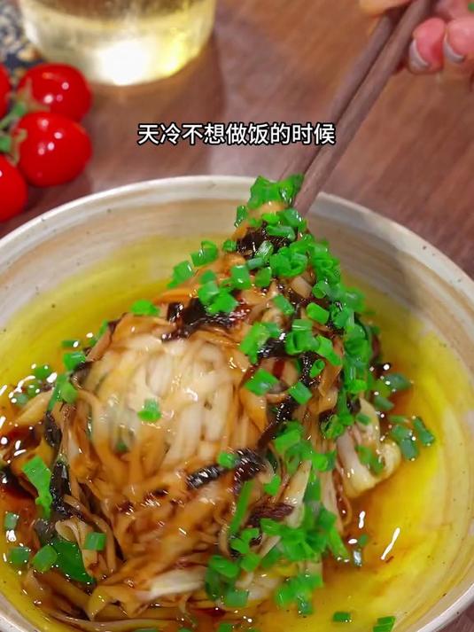 简单方便的葱油拌面，葱香浓郁，全家人都爱吃