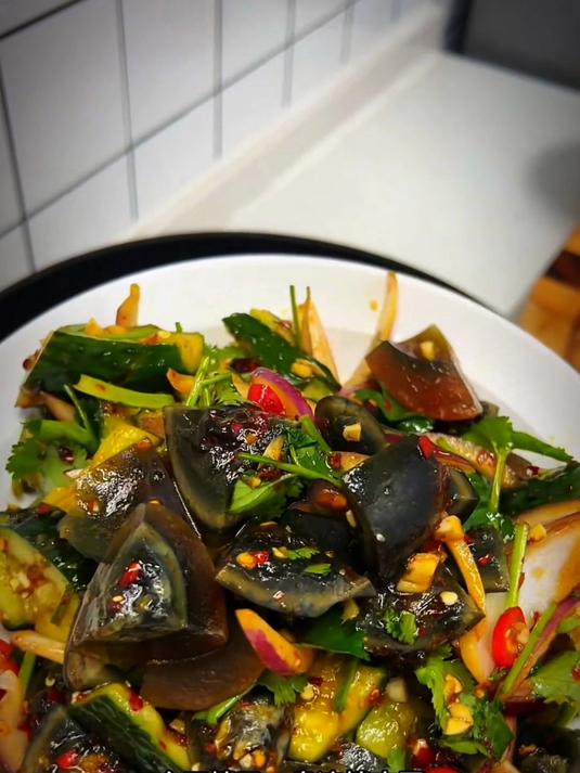 过年的餐桌上不能总是大鱼大肉,今天给大家分享一个凉拌皮蛋