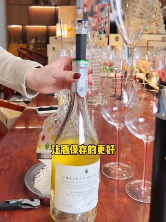 一口半甜白葡萄酒里,你能喝到几种果香呢?
