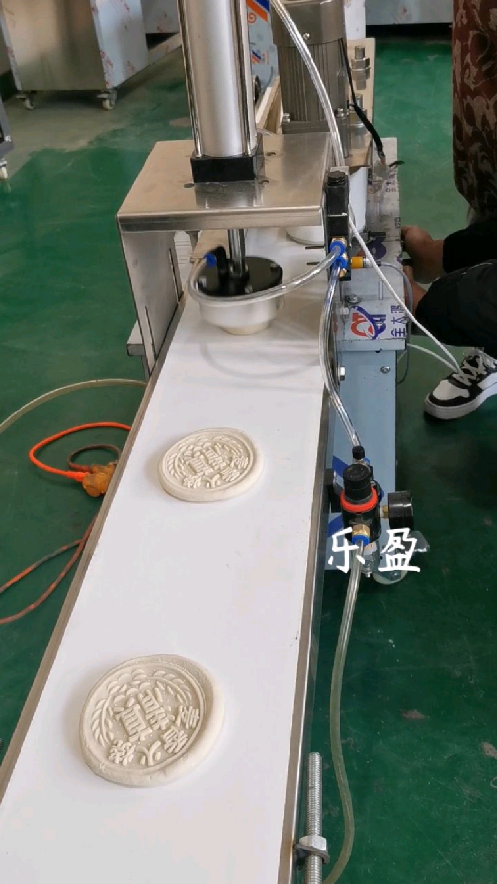 做烧饼可以这样做了哦,烧饼成型机