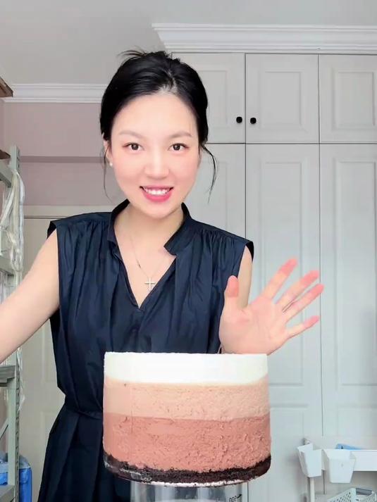 不需要烤箱就能做处颜值超高的 三重巧克力慕斯蛋糕，冰冰凉凉