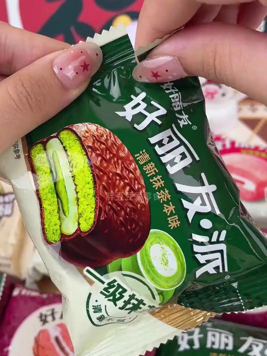 厚厚的巧克力，裹着满满的夹心，软糯香甜 零食推荐 好丽友派