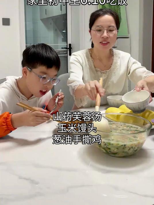 今早做个山药芙蓉汤,再蒸个玉米馒头夹着手撕鸡吃
