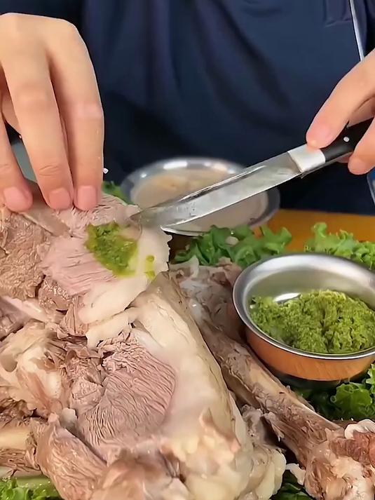 秋天贴秋膘必备!韭菜花酱配羊蝎子,一口暖到心里头!